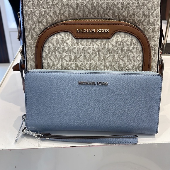 MICHAEL KORS
Leather Continental Wristlet Phone Case Wallet
Pale Blue
… - Picture 16 of 16